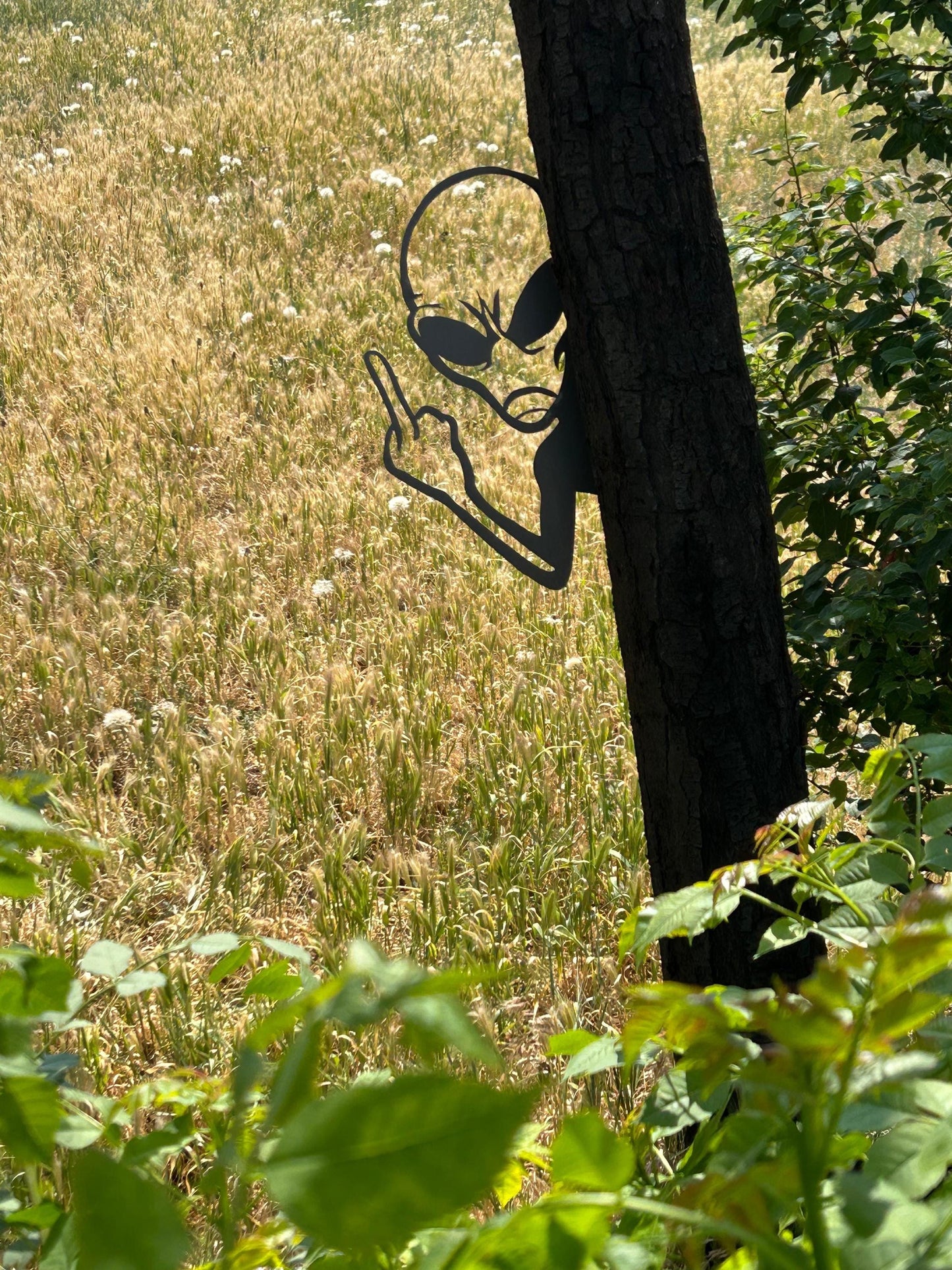 Halloween Outdoor Decor Alien Peek-a-Boo Metal Sign, Funny UFO Tree Decor, 14 Gauge Steel Yard Art, Prank Gift for Him