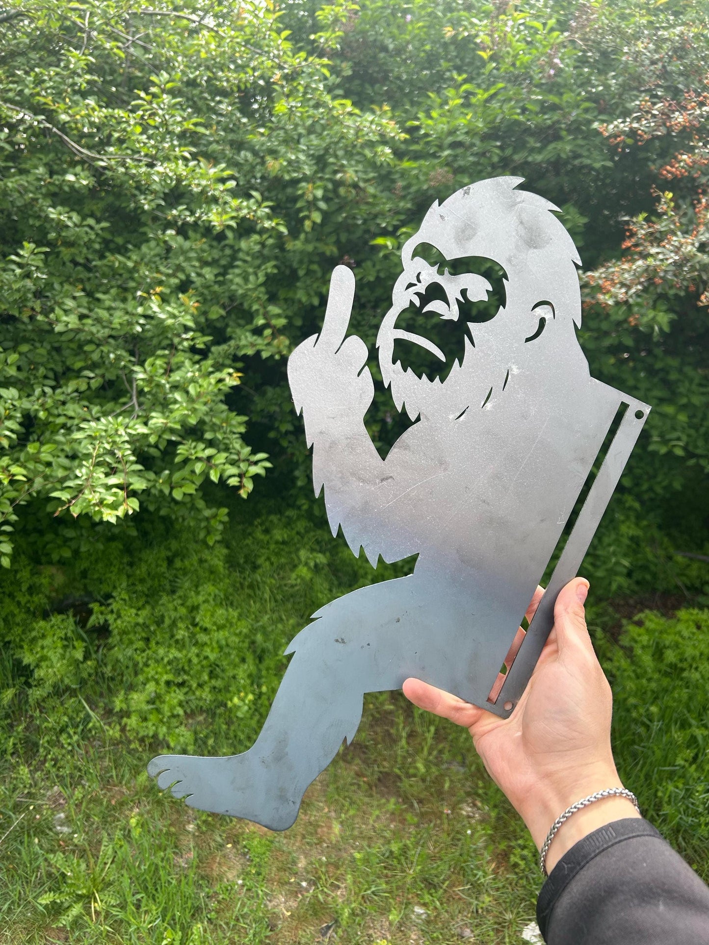Funny Bigfoot Metal Sign, Pointing Sasquatch Yard Art for Tree, Halloween Peek-a-Boo Outdoor Decor, Durable 14 Gauge Steel Forest Gift