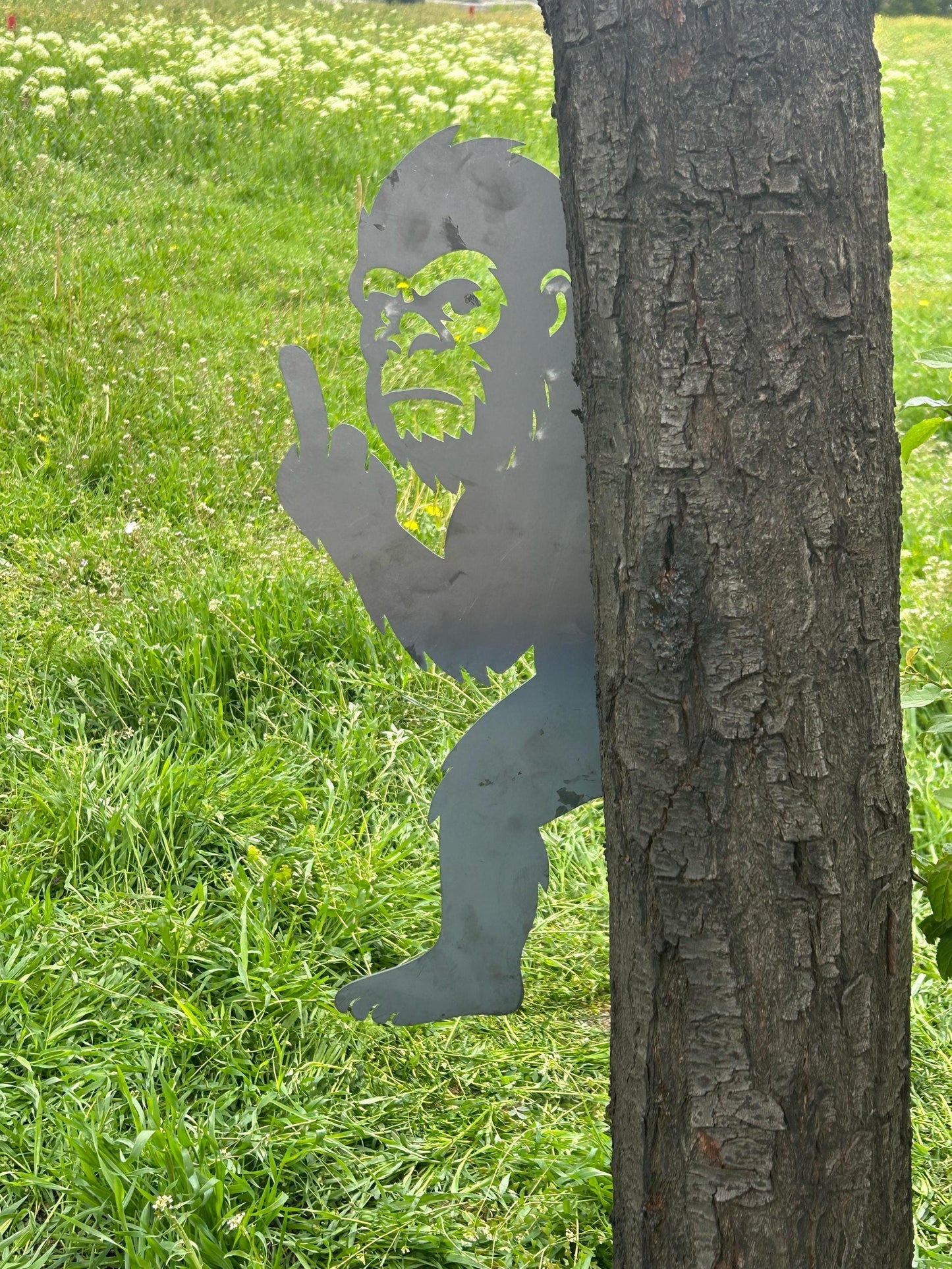 Funny Bigfoot Metal Sign, Pointing Sasquatch Yard Art for Tree, Halloween Peek-a-Boo Outdoor Decor, Durable 14 Gauge Steel Forest Gift