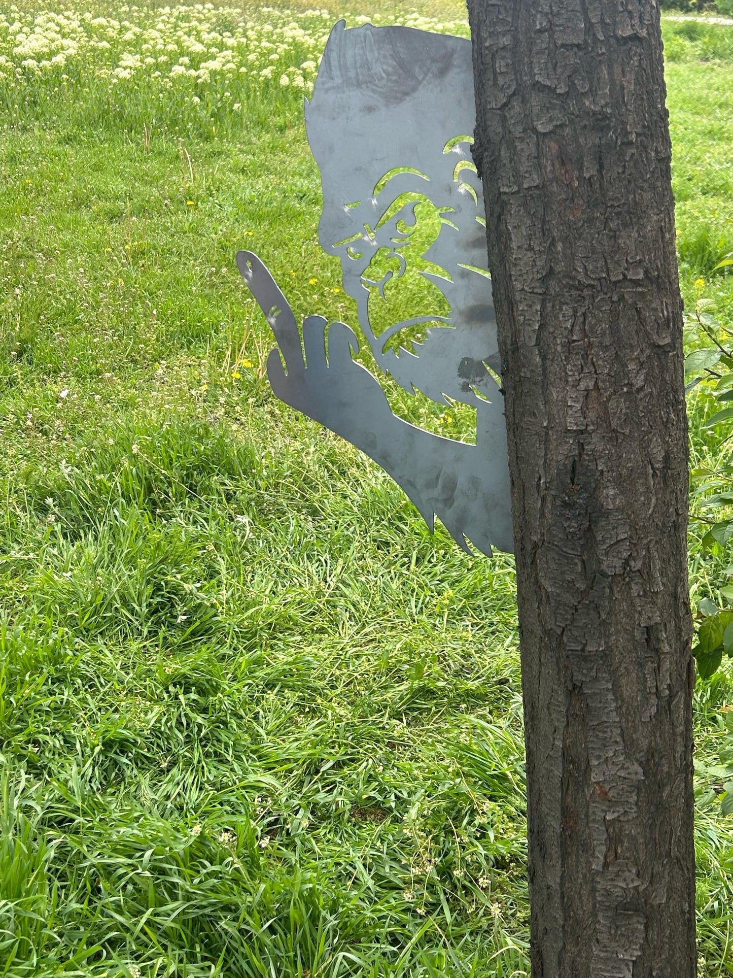 Funny Peek-a-Boo Bigfoot Metal Sign – Prank Tree Yard Decor, Premium Sasquatch Wall Art, Outdoor Steel Cutout for Garden
