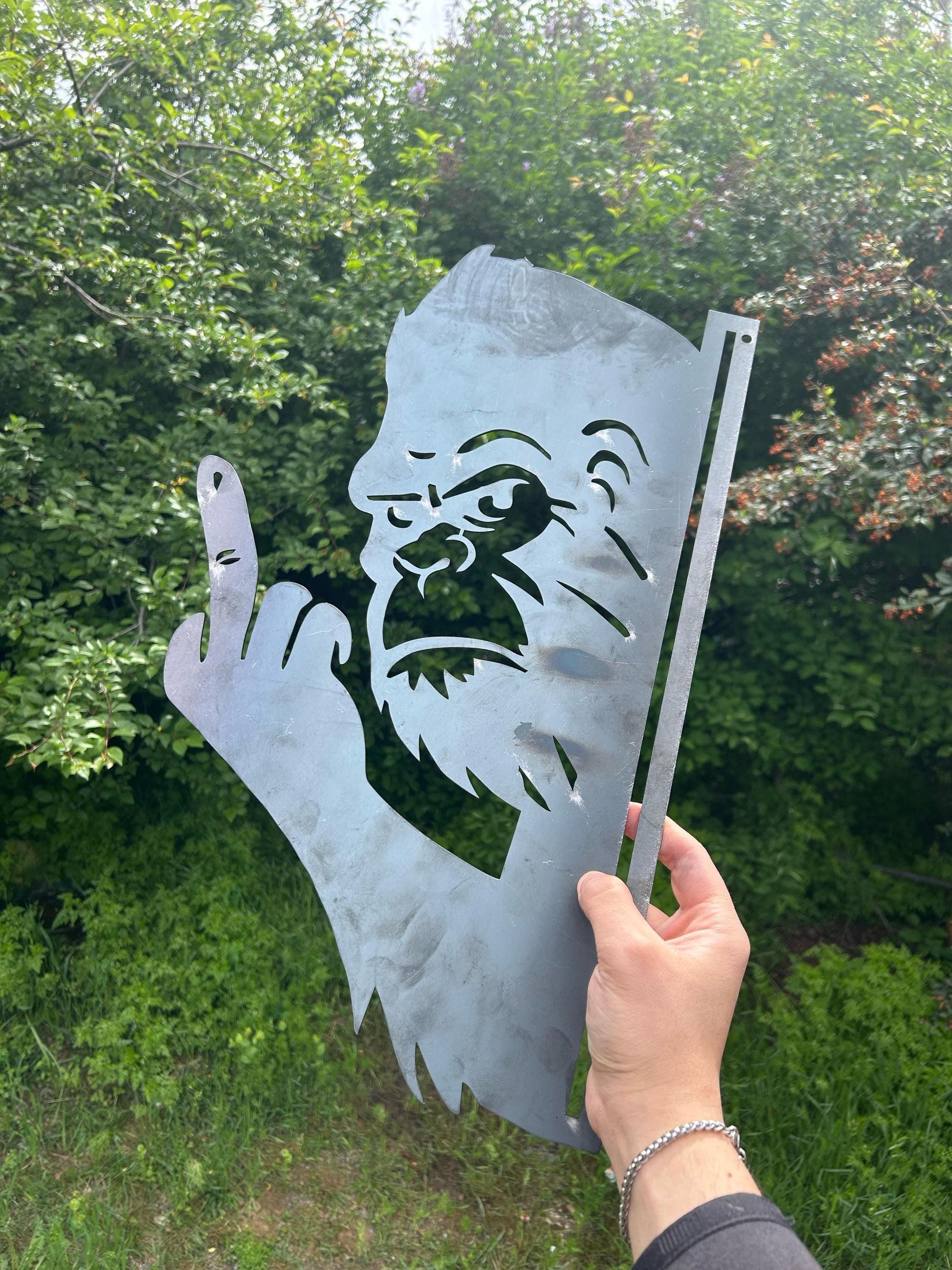 Halloween Garden Decor, Peek-a-Boo Bigfoot Metal Sign, Funny Yeti Tree Yard Decor, Durable Sasquatch Wall Hanging, Outdoor Bi