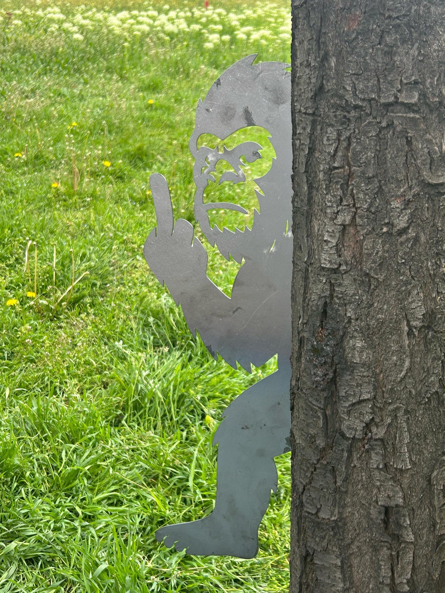 Funny Bigfoot Metal Sign, Pointing Sasquatch Yard Art for Tree, Halloween Peek-a-Boo Outdoor Decor, Durable 14 Gauge Steel Forest Gift