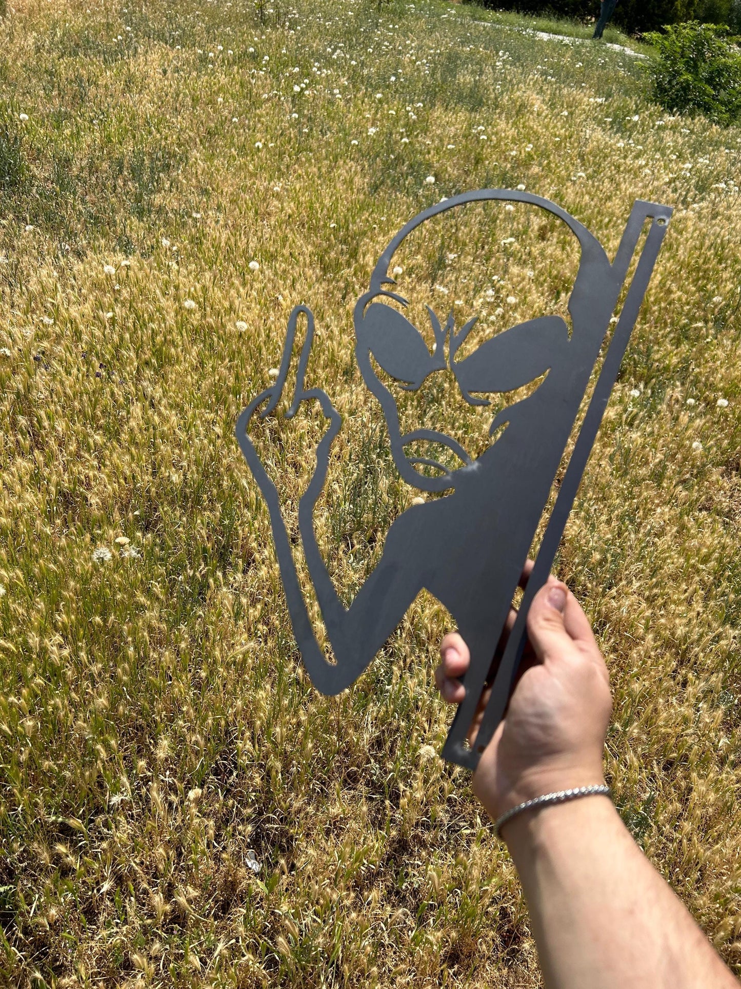 Funny Peek-a-Boo Alien Metal Sign, UFO Tree Decor for Yard or Forest, Outdoor Prank Cutout, Halloween Yard Art, Alien Garden Sculpture