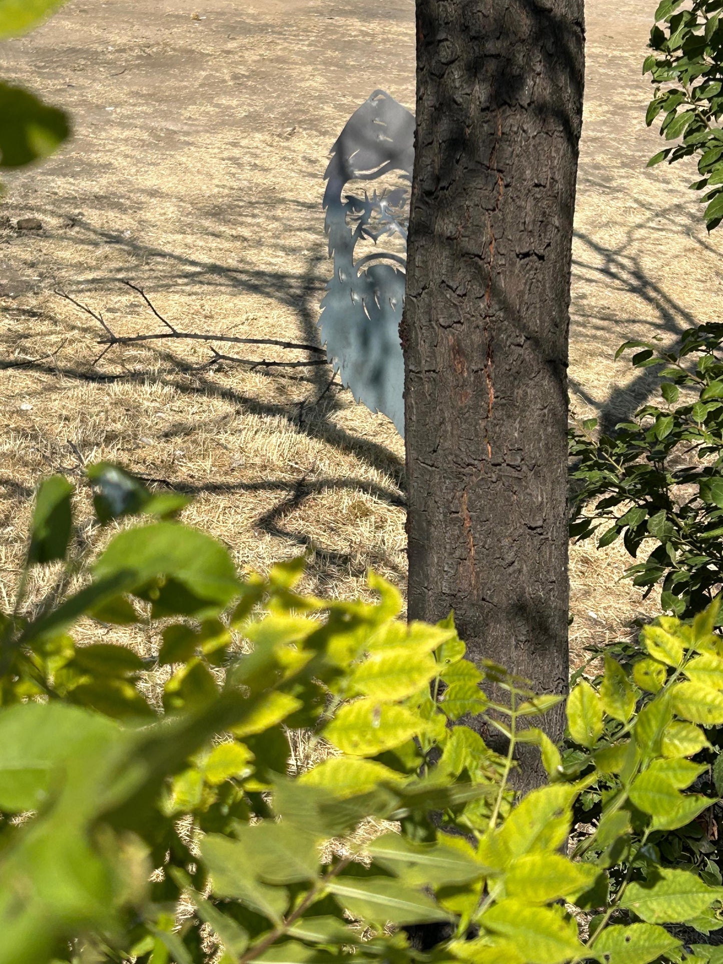 Halloween Peek-a-Boo Bigfoot Metal Sign, Funny Sasquatch Tree Art, Raw Steel Yard Decor, Spooky Forest Halloween Prop
